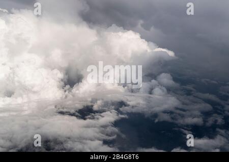 Flug, Luftbild, Cumulus Incus, Sturmwolken Stockfoto