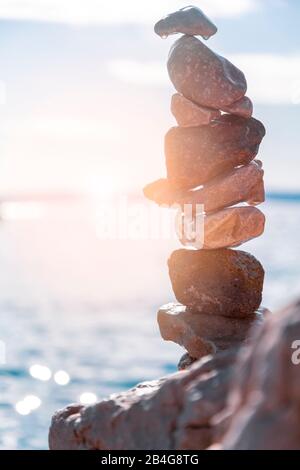 Steinstapel am Strand in Stara Baska, Insel Krk, Kvarner Bay, Primorje-Gorski Kotar County, Kroatien Stockfoto