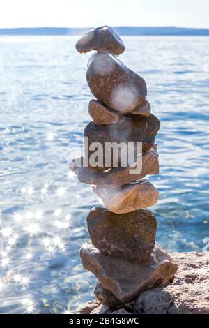 Steinstapel am Strand in Stara Baska, Insel Krk, Kvarner Bay, Primorje-Gorski Kotar County, Kroatien Stockfoto