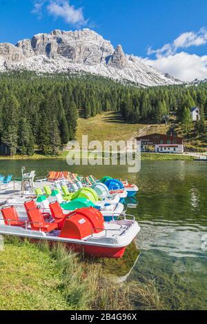 Tretboote für Touristen auf dem Misurinasee, der Cadini di Misurina im Hintergrund, Misurina, Auronzo di Cadore, Belluno, Veneto, Italien Stockfoto