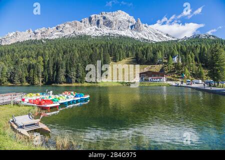 Tretboote für Touristen auf dem Misurinasee, der Cadini di Misurina im Hintergrund, Misurina, Auronzo di Cadore, Belluno, Veneto, Italien Stockfoto