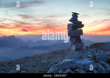 Charakteristischer Steinhaufen (kleiner Steinmann) als Wegweiser auf Dürrenstein, Braies Doles, Südtirol, Bolzano, Italien Stockfoto