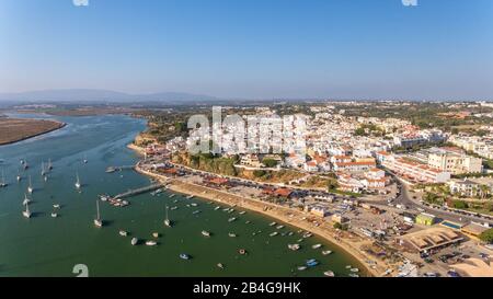 Luftbild des Dorfes Alvor im Sommer, im Süden Portugals, an der Algarve Stockfoto