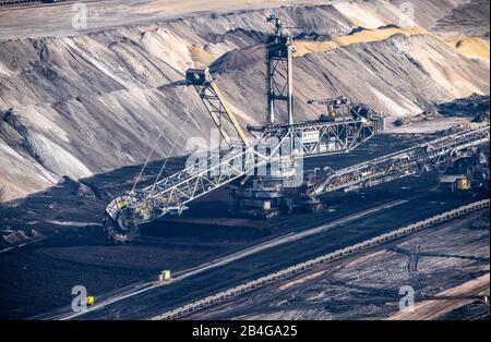 Braunkohle Tagebau Garzweiler II, Schaufelradbagger beim ausbaggern von Braunkohle, Stockfoto