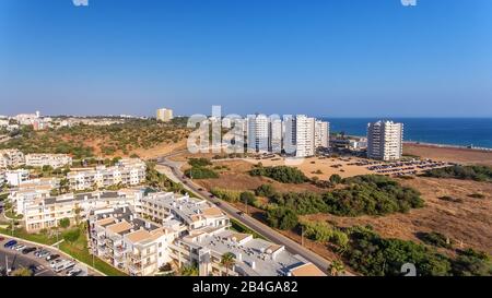 Luftbild des Dorfes Alvor im Sommer, im Süden Portugals, an der Algarve Stockfoto