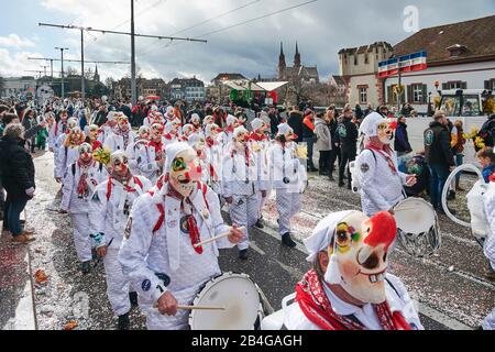 Europa, Schweiz, Basel, Traditionsveranstaltung, Basel Fasnacht, das größte der Schweiz, immaterielles Kulturgut der Menschheit, Cortège an der Wettsteinbrücke, Guggenmusik, Basel Minster im Hintergrund Stockfoto