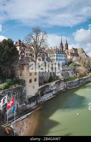 Europa, Schweiz, Basel, Rheinufer, Altstadt Großbasel, Mittelalterstadt, mit Basel Münster, am Brückenkopf Wettsteinbrücke, vertikales Format Stockfoto