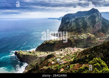 Europa, Portugal, Madeira, Nordküste, Miradouro do Curtado, Adler-Felsen, Penha de Aguila, Penha de Aguia, 590 m hoch, mit Blick auf Faial Stockfoto