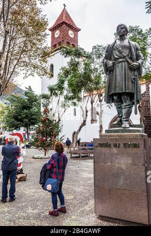 Europa, Portugal, Madeira, Machico, Altstadt, Madeiras älteste Stadt, Kirche, Igreja de Nossa Senhora da ConceiçÃ£o, Manueline Baroque Kirche und Statue von TristÃ£o Vaz Teixeira Stockfoto