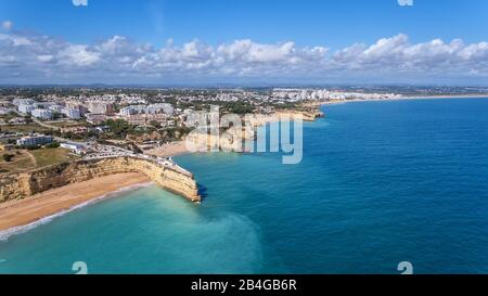 Antenne. Schöne portugiesische Strände Armacao de Pera, Blick vom Himmel Stockfoto