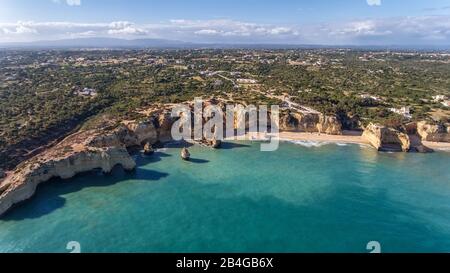 Antenne. Schöne portugiesische Strände Marinha, Albufeira Blick vom Himmel Stockfoto