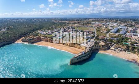 Antenne. Schöne portugiesische Strände Armacao de Pera, Blick vom Himmel Stockfoto