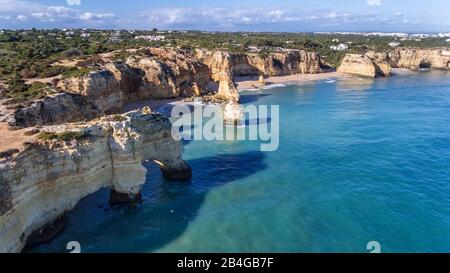 Antenne. Schöne portugiesische Strände Marinha, Albufeira Blick vom Himmel Stockfoto