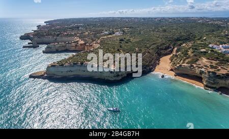 Antenne. Schöne portugiesische Strände Armacao de Pera, Blick vom Himmel Stockfoto