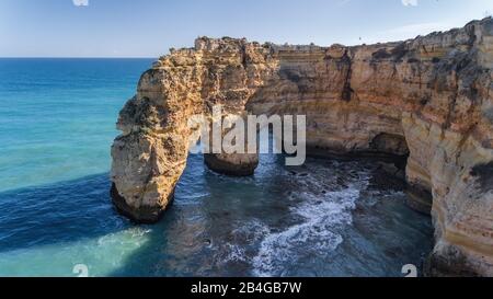 Antenne. Schöne portugiesische Strände Marinha, Albufeira Blick vom Himmel. Stockfoto