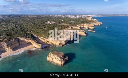 Antenne. Schöne portugiesische Strände Marinha, Albufeira Blick vom Himmel Stockfoto