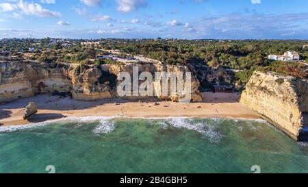 Antenne. Schöne portugiesische Strände Marinha, Albufeira Blick vom Himmel Stockfoto