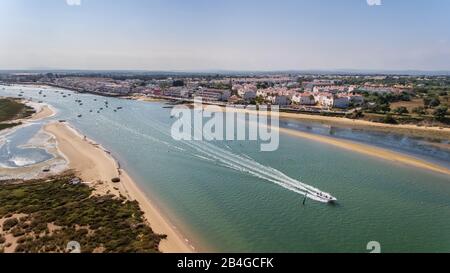 Antenne. Boot auf dem Fluss Ria Formosa Santa Luzia, Tavira Stockfoto