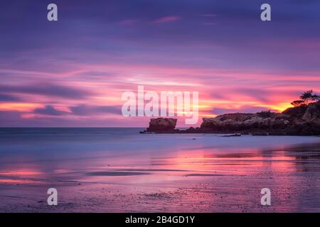 Roter, magischer Sonnenuntergang am Strand von Oura in Albufeira. Portugal Algarve Stockfoto