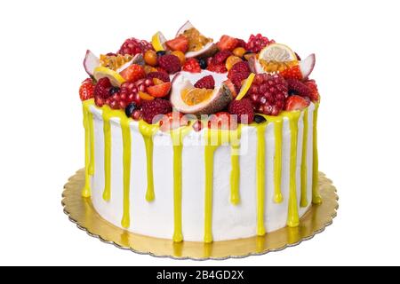 Leckerer, gelber Obstkuchen zum Geburtstag. Auf weißem Hintergrund. Stockfoto