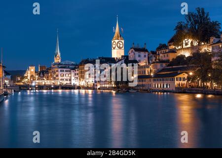 Berühmte Fraumunster und Peterskirche mit Nachspiegelungen in der Limmatflut in Der Altstadt von Zürich, der größten Stadt der Schweiz Stockfoto