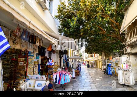 Bunte Souvenirläden und Souvenirläden säumen die engen Gassen des touristischen Stadtteils Plaka im historischen Zentrum Athens, Griechenland. Stockfoto