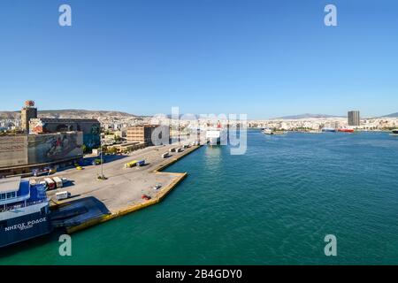 Kreuzfahrtschiffe und Fähranleger am Hafen von Piräus an einem sonnigen Sommertag mit Blick auf die Stadt Athen Griechenland. Stockfoto