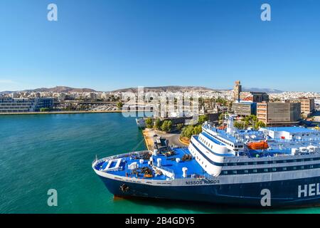 Vogelperspektive auf ein blau-weißes griechisches Fährschiff am Hafen von Piräus an einem Sommertag in Athen, Griechenland. Stockfoto