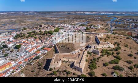 Antenne. Alte Mauern der militärischen Siedlung der Burg Castro Marim, Portugal Stockfoto