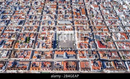 Antenne. Geometrische Formen des Dorfes Vila Real Santo Antonio vom Himmel Stockfoto