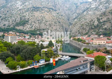 Berge, Kanal, Meereseinlauf, neuere Stadt und mittelalterlichen ummauerten Dorf, wie aus der Luft gesehen in der Bucht von Kotor, Montenegro. Stockfoto