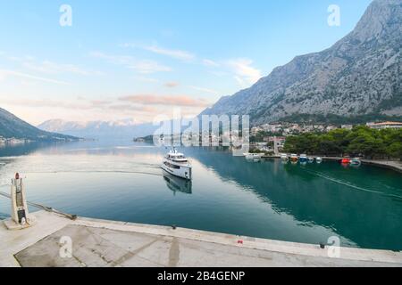 Eine Luxusyacht zieht am frühen Morgen in Kotor Montenegro in den Hafen an der Bucht von Kotor oder Boka. Stockfoto