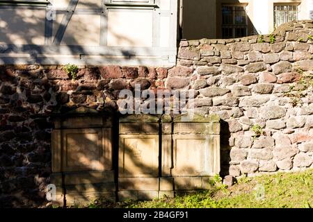 Alte Stadtmauer, Alter Friedhof, Museumsstücke, historisch, Eisenach, Thüringen, Deutschland, Europa, Stockfoto