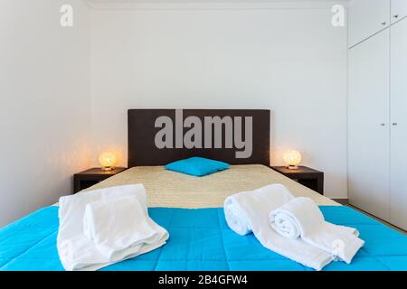 Modernes Schlafzimmer mit einem Bett in Blautönen. Innen Stockfoto