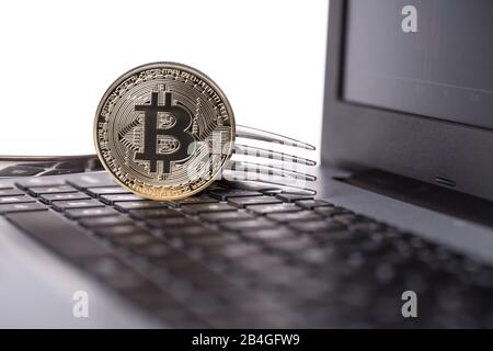 Crypto Coin Bitcoin auf einem Laptop. Nahaufnahme. Stockfoto