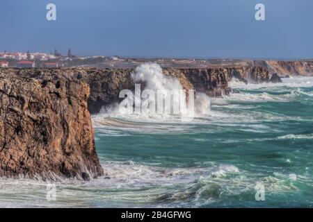 Sturmwind und Wellen an der Sagres Algarve. Portugal. Stockfoto