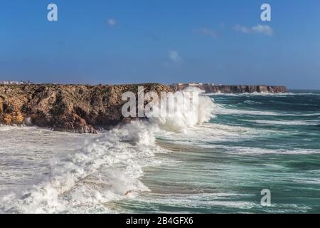 Sturmwind und Wellen an der Sagres Algarve. Portugal. Stockfoto