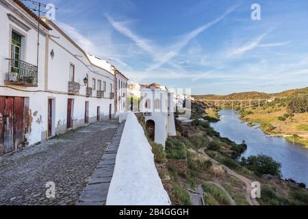 Straßen der alten Touristenstadt Mertola. Portugal Alentejo Stockfoto