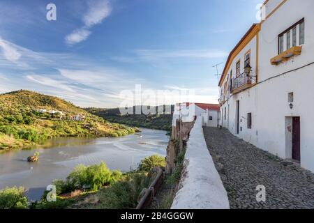 Straßen der alten Touristenstadt Mertola. Portugal Alentejo Stockfoto