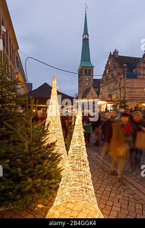 Weihnachtsmarkt, Marktkirche, Rattenfangershaus, Blaue Stunde, Hameln, Niedersachsen, Deutschland, Europa Stockfoto