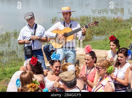 El Rocio, Spanien-22. Mai 2015 Spanier feiern ein religiöses fest, singen und tanzen während der Initiation . Stockfoto