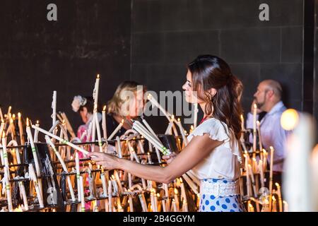 El Rocio, Spanien-22. Mai 2015 Frauen zünden Kerzen auf dem Festival von Romeria. El Rocio Spanien Stockfoto