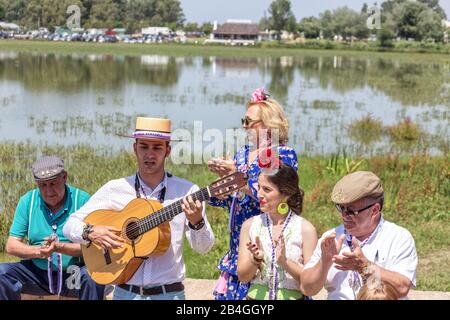 El Rocio, Spanien-22. Mai 2015 Spanier feiern ein religiöses fest, singen und tanzen während der Initiation . Stockfoto