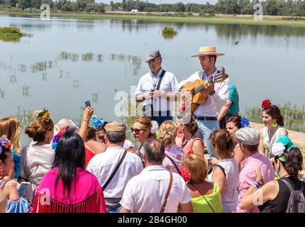 El Rocio, Spanien-22. Mai 2015 Spanier feiern ein religiöses fest, singen und tanzen während der Initiation . Stockfoto