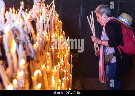 El Rocio, Spanien-22. Mai 2015 Frauen zünden Kerzen auf dem Festival von Romeria. El Rocio Spanien Stockfoto