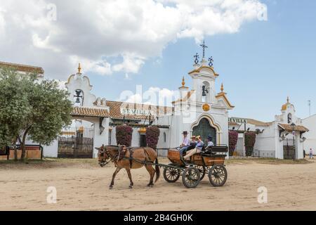 El Rocio, Spain-22. Mai 2015 Spanische Kinder fahren auf einem Wagen mit einem Pferd in der Nähe der Kirche. Stockfoto