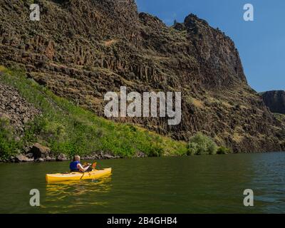 Sarah Kajakfahren auf dem Lake Billy Chinook Stockfoto