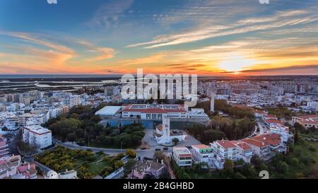 Luftaufnahme vom Stadtzentrum von Faro. Kirche Santo Antonio. Stockfoto