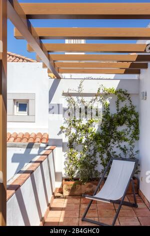 Sessel für entspannende Entspannung auf dem Balkon der Veranda des Hotels Stockfoto