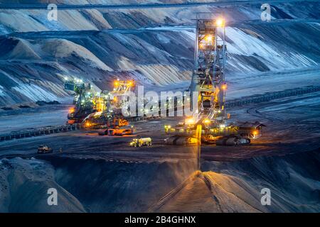 Grube Braunbagger Garzweiler II, Streubagger füllt die Grube am östlichen Rand der Tagebaugrube, Deutschland, Stockfoto